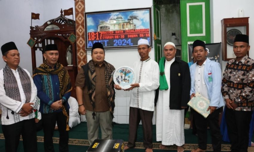 Bupati Tapsel Bersama Ketua TPPKK Lakukan Safari Ramadhan di Masjid Sri Alam Dunia Sipirok