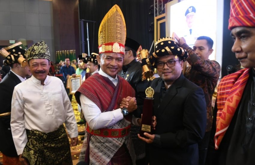 Pj Wali Kota Padangsidimpuan Terima Penghargaan Pembangunan Daerah Terbaik III Tahun 2024