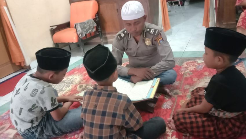Cerita Kanit Binmas Polsek Tanjungpura yang Ajarkan Ngaji Anak-anak Demi Ramadhan Lebih Bermakna