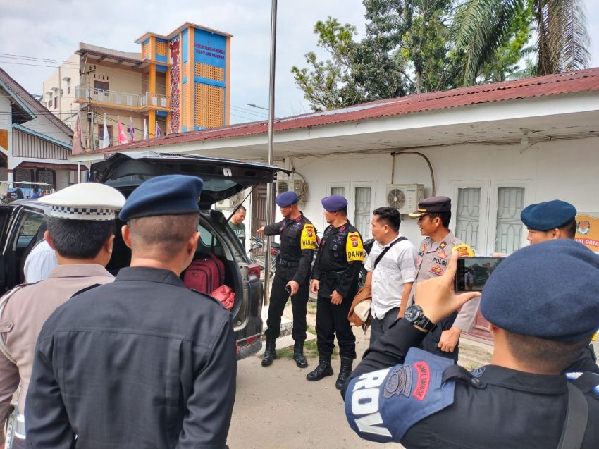Polres Labuhanbatu Amankan dan Kawal Hasil Pleno Pemilu 2024 KPU Labura Menuju KPU Provinsi Sumut