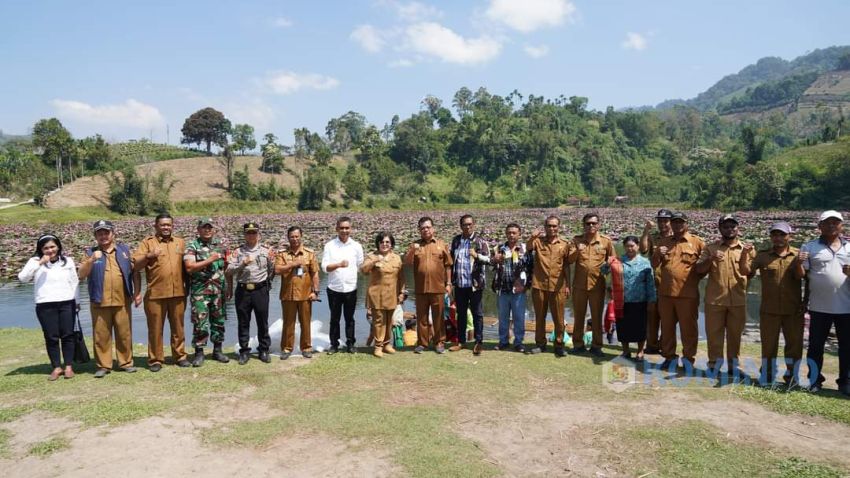 Bupati Karo Menabur Benih Ikan Nila di Desa Susuk