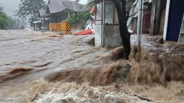 1 Rumah Hanyut, Jalan-Jembatan Putus Diterjang Banjir dan Longsor di Pasaman Barat