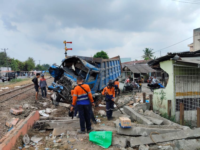 Insiden Truk Ditabrak KA di Sergai, Hancurkan Warung Milik Warga