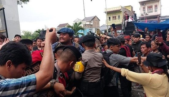 Aksi Minta Bebaskan Ketua Adat Simalungun di Polda Sumut Ricuh, Masa dan Polisi Saling Dorong