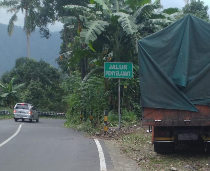 Lubang Penyelamat di Desa Beluk Akan Dipindahkan ke Sebelah Kiri Jalan