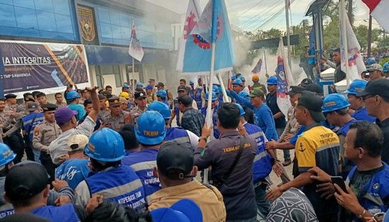 Demo Buruh Ricuh, Massa Rusak Pagar Kantor Bea Cukai di Samarinda