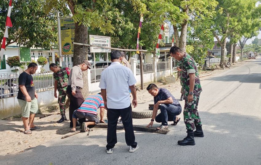 Pendekatan Sinergitas TNI-Polri Cegah Kecelakaan, Polsek Kotarih dan Koramil Pasang Pita Kejut Speed Bump