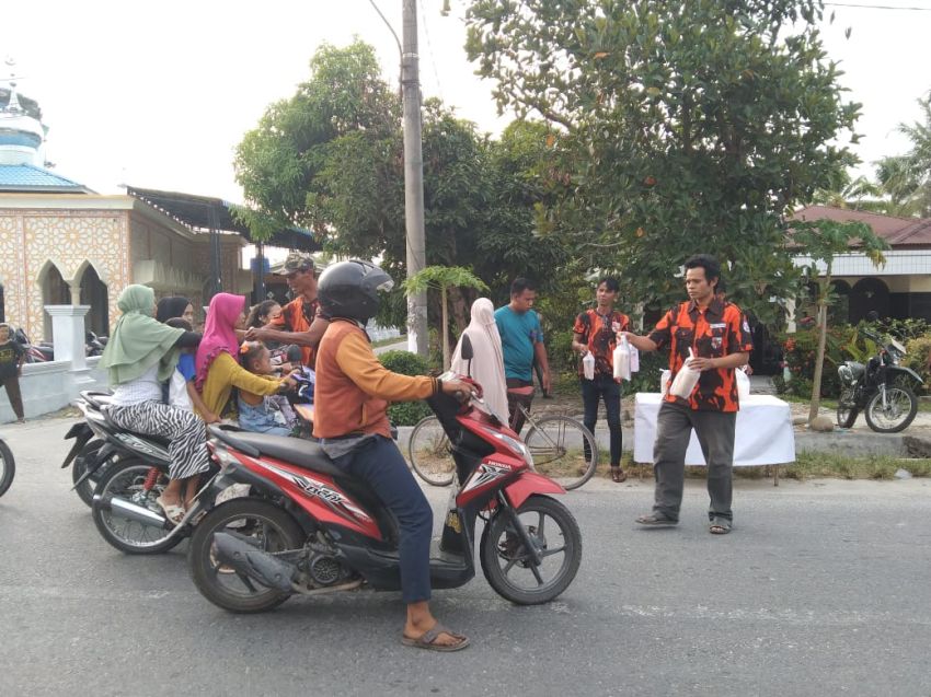 PAC PP Kecamatan Teluk Mengkudu Berbagi Takjil kepada Masyarakat