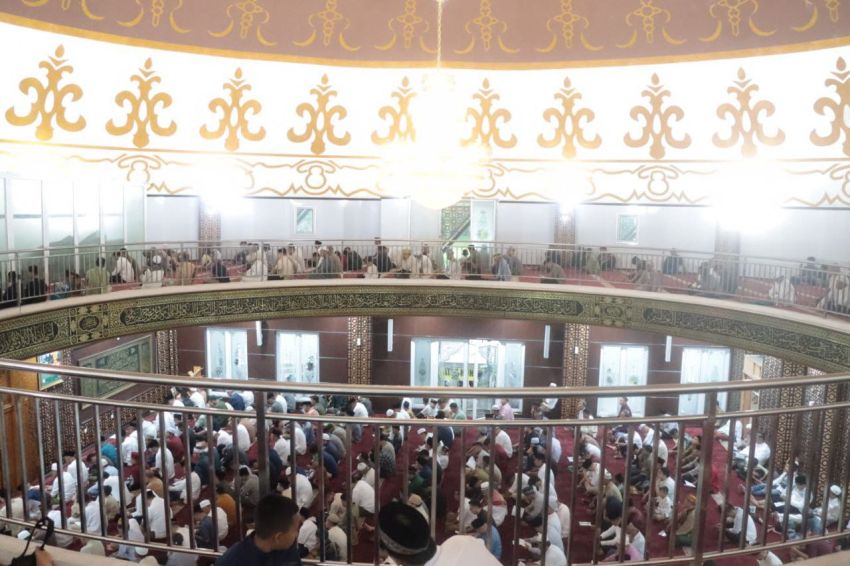 Sambut Idul Fitri, Bupati dan Wabup Sergai Tunaikan Salat Ied di Masjid Agung