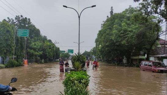 Digenangi Banjir, Jalur Pantura Pasuruan Lumpuh Total