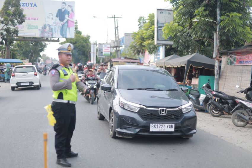 Kasat Lantas AKP Johan Turun Langsung Atur Arus Lalu Lintas Pos Yan 3 Kampung Pajak