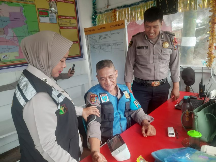 Sie Dokkes Polres Langkat Periksa Kesehatan Personel Pos PAM Ketupat Toba 2024