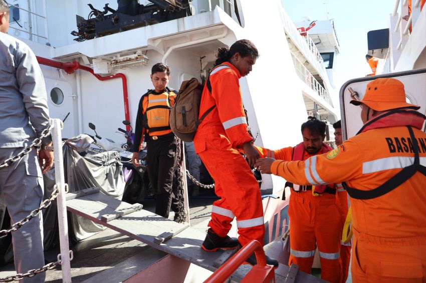 Kapal MV. Da Hao Terbakar, Tim SAR Gabungan Evakuasi 2 Warga Cina dan 8 WNI ke Kupang-NTT