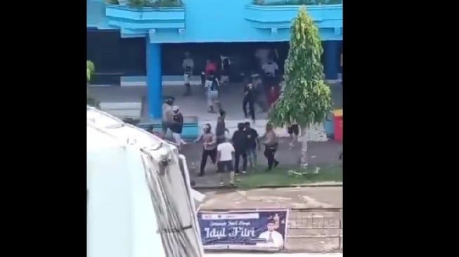 Viral! Bentrok Anggota TNI AL vs Brimob di Pelabuhan Sorong Papua, Warga Kocar-kacir