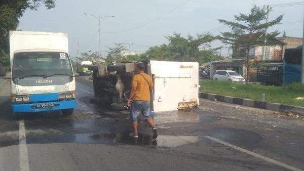 Terkejut Disalip Pemotor, Mobil Boks Es Kristal Terbalik di Medan