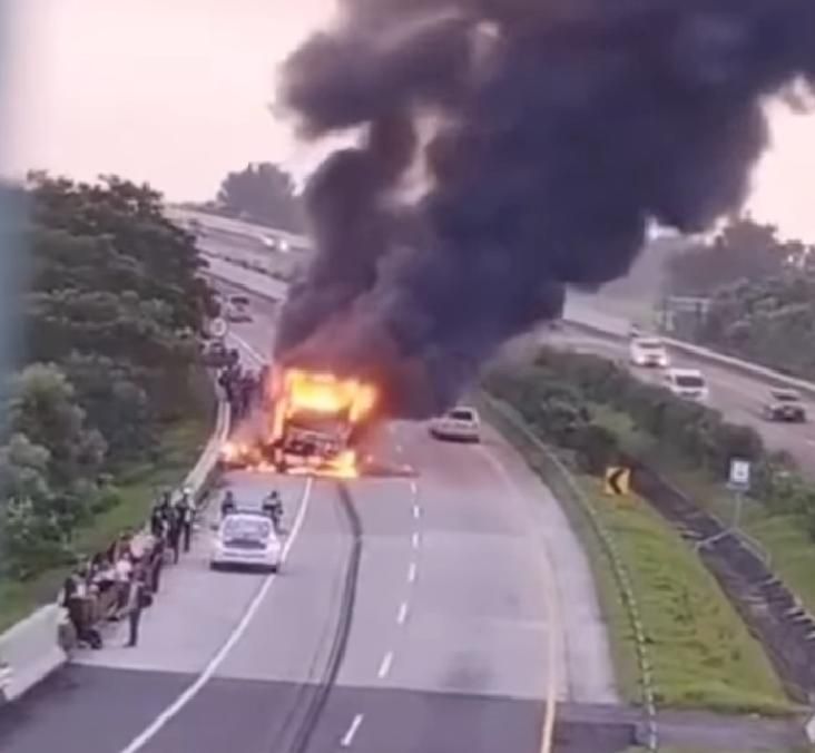 Bus Terbakar di Tol Jombang – Mojokerto