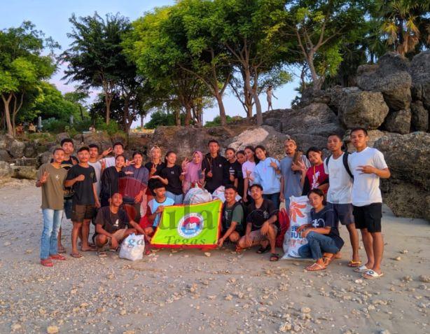 Peduli Keindahan Pantai, IMPASCA Kupang Gelar Aksi Pungut Sampah