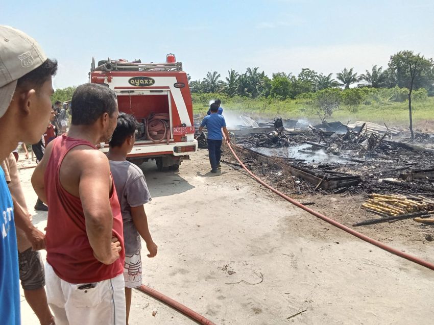 2 Unit Rumah Berdinding Tepas Ludes dan 3 Sepeda Motor Terbakar di Sergai