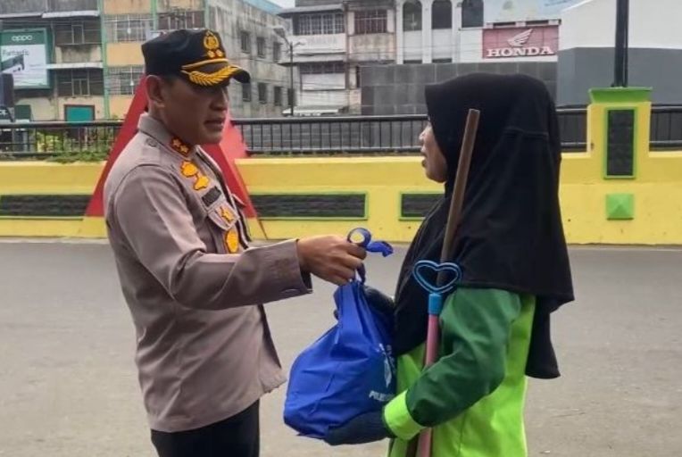 Kapolres Bagikan Paket Sembako Ke Petugas Kebersihan Kota Padangsidimpuan