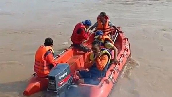 Perahu Ditumpangi Sekeluarga di Sumsel Terbalik, 1 Orang Hilang
