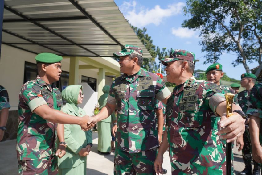 KSAD Jenderal TNI Maruli Simanjuntak Tinjau Hasil Renovasi Rumdis di Yonif 512/QY