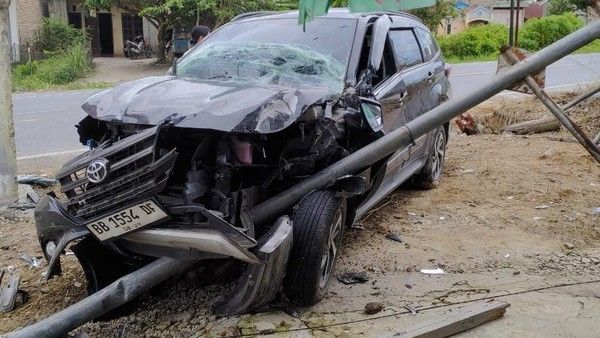 Diduga Ngantuk, Mobil Tabrak Pelajar dan Tiang Penunjuk Arah di Toba, 2 Luka