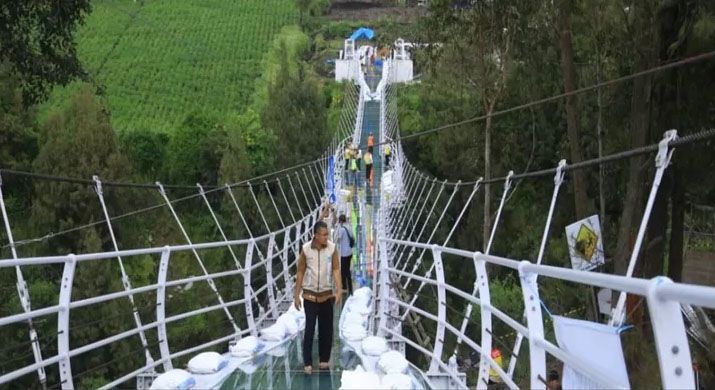 Berani Coba Jembatan Kaca Setinggi 80 Meter Diatas Jurang? Telan Biaya Rp15 M, Disini Lokasinya