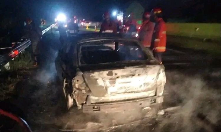 Mobil Sedan Hangus Terbakar di Ruas Jalan Tol Pemalang-Batang, Kerugian hingga Puluhan Juta Rupiah