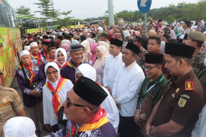 Bupati Darma Wijaya Lepas Jamaah Calon Haji asal Sergai ke Tanah Suci