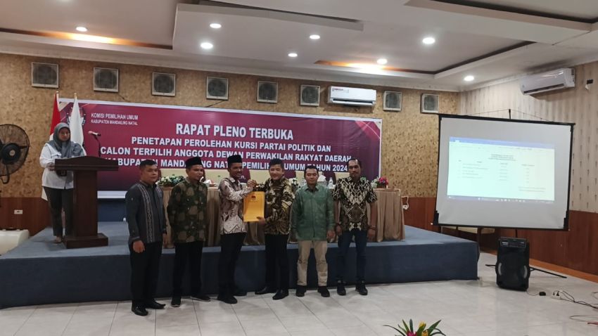 Ketua DPRD Madina, Erwin Efendi Lubis Hadiri Rapat Pleno KPU Madina 