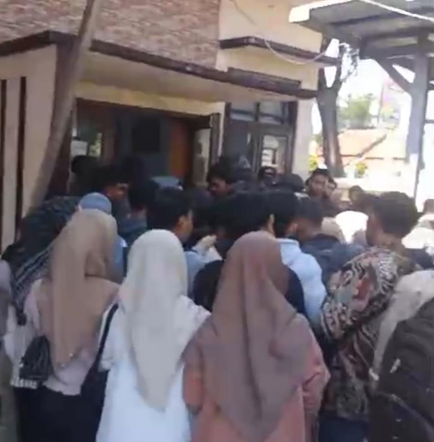 Antrian Panjang: Ribuan Warga Padati Kantor Disnaker Kabupaten Pemalang