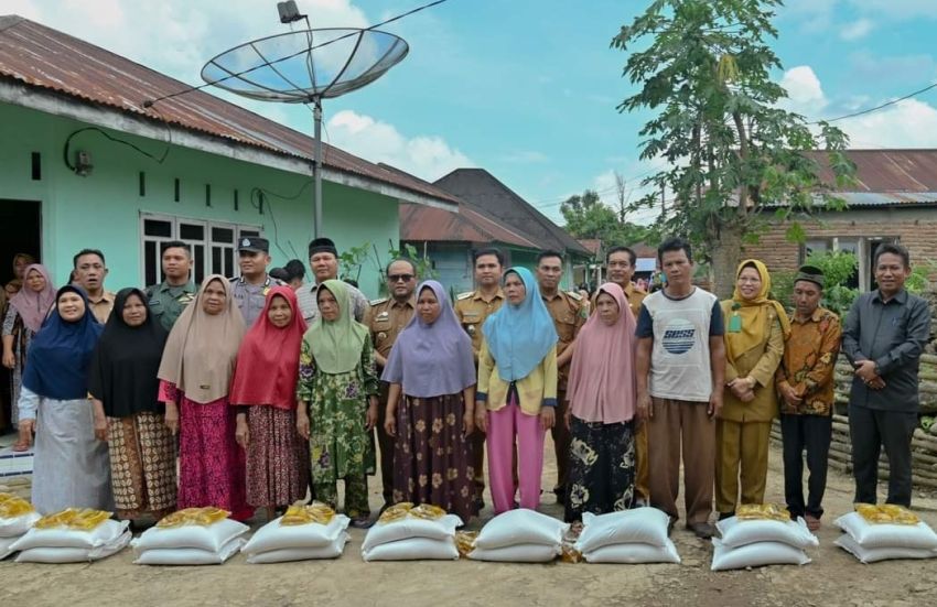 Pj Wali Kota Padangsidimpuan Salurkan Bantuan Bahan Pangan di Desa Pintu Langit Jae