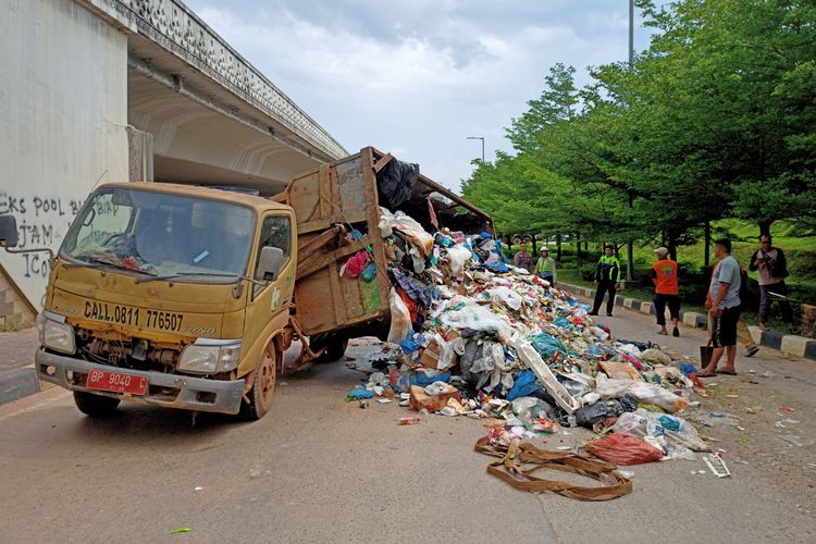 Bak Truk Sampah Pemkot Batam Terguling, Diduga Kelebihan Muatan