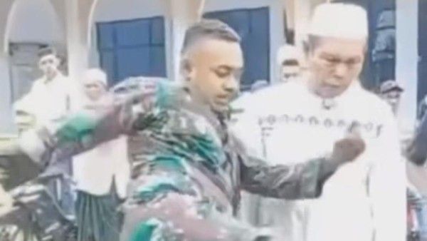 Viral Pria Berseragam TNI Ngamuk-Tendang Warga di Deli Serdang