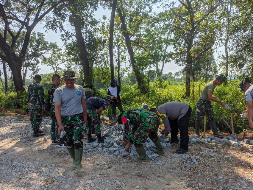 Kompak TNI Bersama Warga  Buat Jalan di Purwakarta