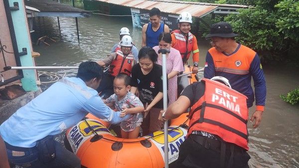 Berangsur Surut, Bantuan Korban Banjir di Muara Enim Mulai Mengalir