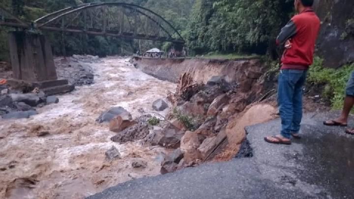 Banjir Bandang Terjang Agam Sumbar, Jalan Nasional Padang-Pekanbaru Putus Tergerus Air