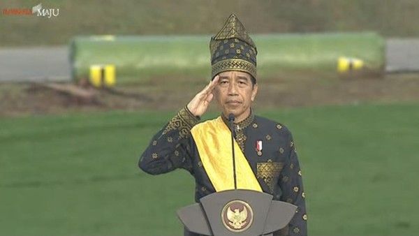 Jokowi Pimpin Peringatan Hari Lahir Pancasila Pakai Baju Adat Melayu di Dumai