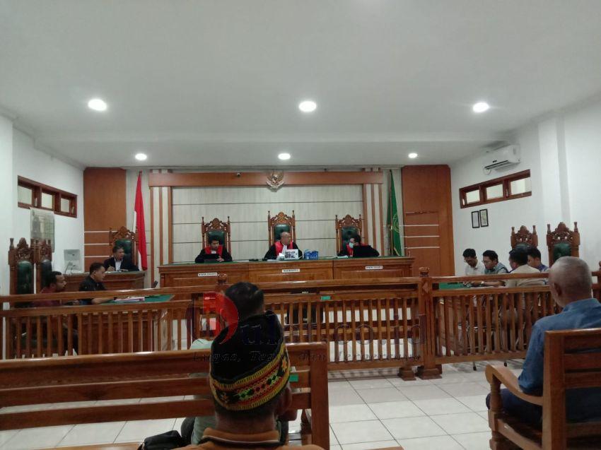 Majelis Hakim Pertanyakan Status Haji Ramang Sebagai Fungsionaris Adat