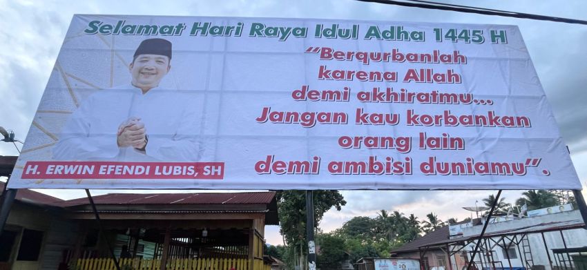 Ketua DPRD Madina Memasang Baliho Ucapan Idul Adha Bermakna