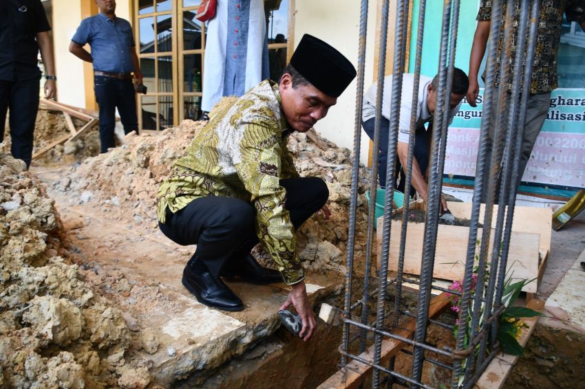 Pj. Walikota Syaridin Lakukan Peletakan Batu Pertama Renovasi Masjid Nurul Qur'an
