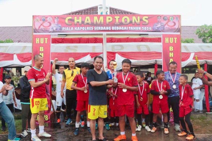 Penutupan Turnamen Sepak Bola U12 Polres Sergai, Bupati Darma Wijaya: Dengan Olah Raga Bangkitkan Semangat Generasi Muda