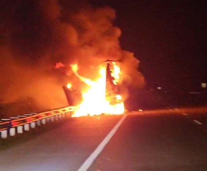 Aneh Tapi Nyata! Beberapa Mushaf Al-Qur'an Tak Tersentuh Api dalam Musibah Kebakaran Truk Ekpdesi di Jalan Tol Pemalang