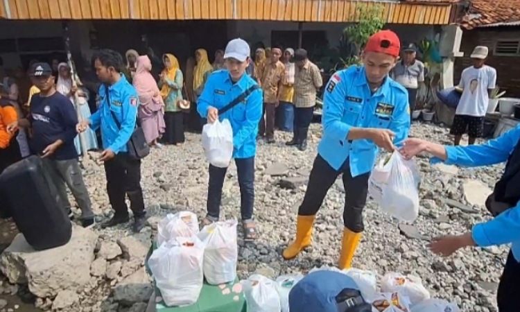 Banjir Rob Tak Kunjung Surut, Muhamadiyah Bersama Lazizmu Pemalang Beri Bantuan Kepada Korban