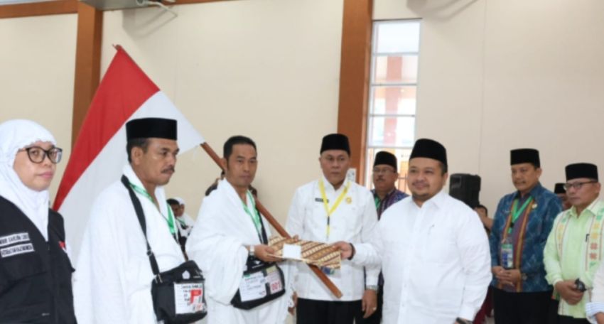 Bupati Tapsel Lepas 222 Jemaah Calhaj Dengan Penuh Haru Diiringi Isak Tangis