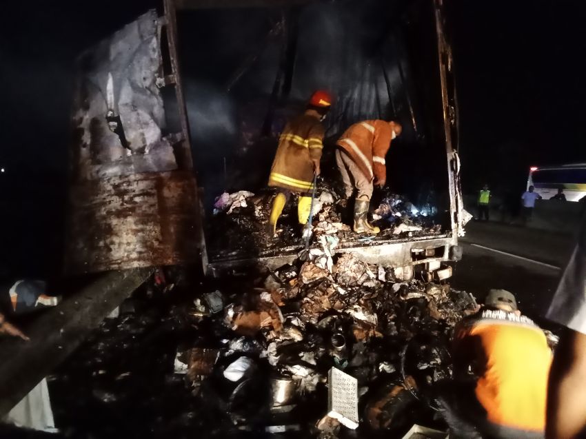 Truk Ekspedisi Paketan Hangus Terbakar di Ruas Jalan Tol Pemalang  KM 306