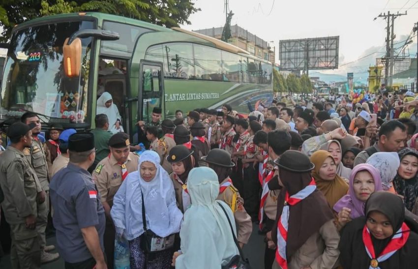 360 Jama'ah Haji Kloter 21 asal Kota Padangsidimpuan disambut dengan Suka Cita