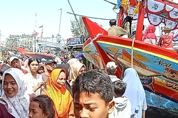 Ritual Sedekah Laut di Tanjung Sari Pemalang Dipadati Ribuan Pengunjung