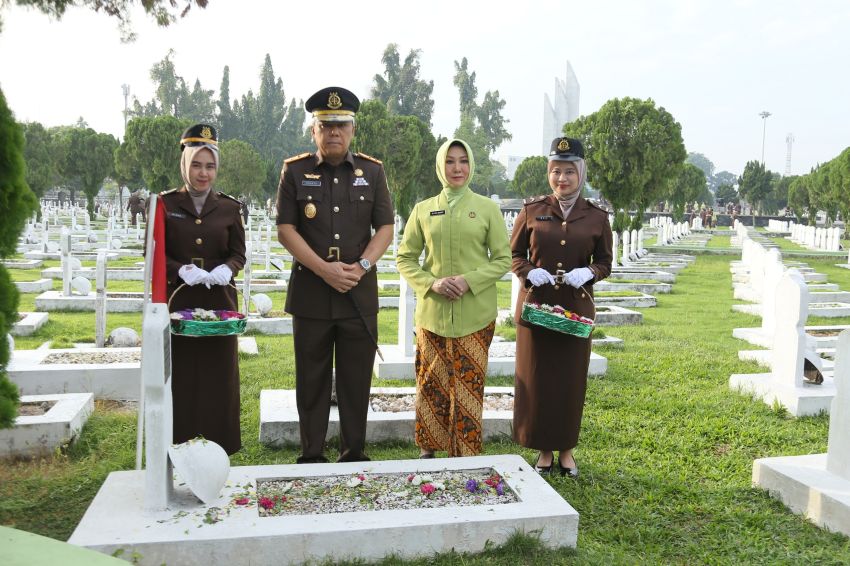 Ziarah ke TMP dalam Rangka HBA ke-64 dan HUT IAD ke-XXIV Tahun 2024: Kajati Sumut Tabur Bunga di Makam 2 Mantan Gubernur