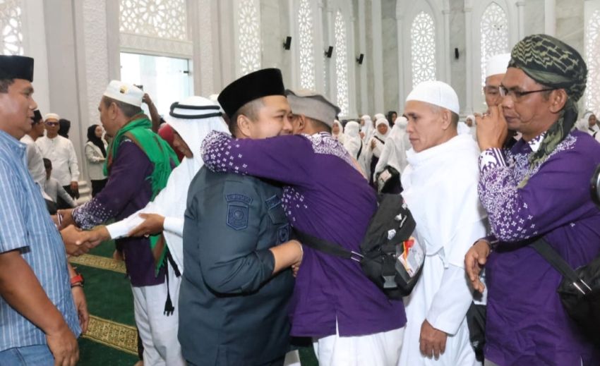 Bupati Sambut Jamaah Haji Tapsel Dengan Penuh Rasa Haru